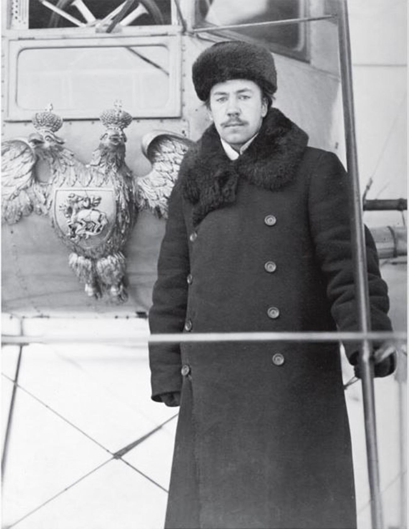 Игор Иванович Сикорски на предњој платформи првог примерка „Иље Муромца“, зима 1913-1914.