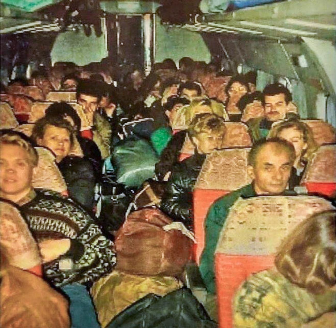 Russos voltando da Turquia em 1992. Corredores de avião iam abarrotados de malas, coisa impensável na atualidade.