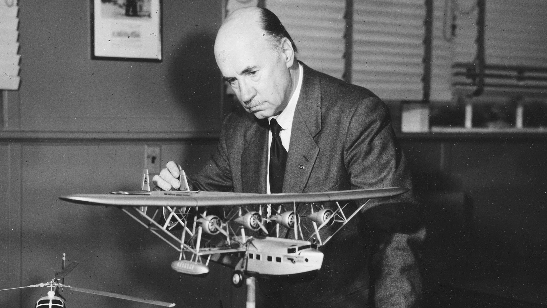 Igor I. Sikorski s maketom višemotornog aviona, sredina 1950-ih.
