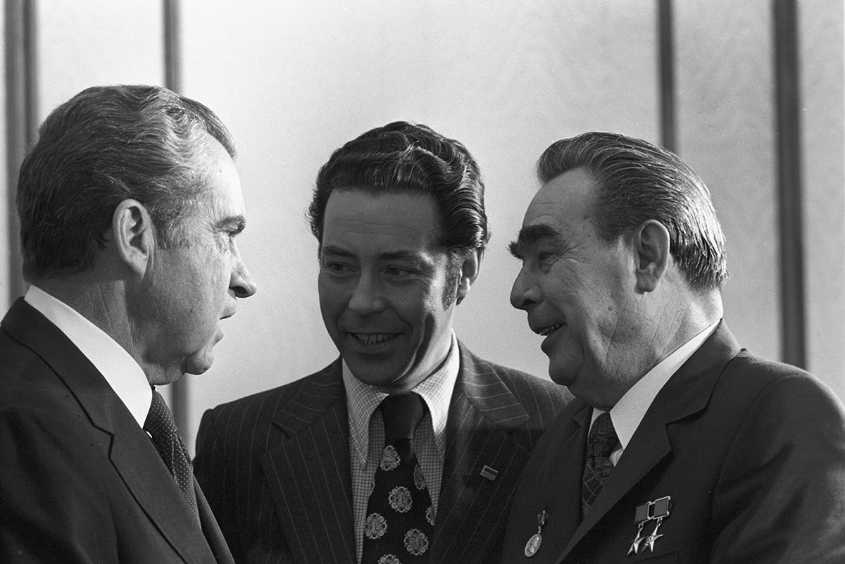 Visita oficial do presidente norte-americano Richard Nixon (esq.) à URSS. No meio, Sukhodrév, e à dir., Brejnev.