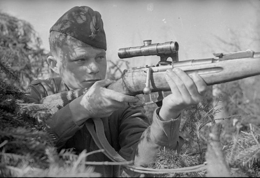 Vodnik Vladimir Sokolov na borbenoj poziciji.

