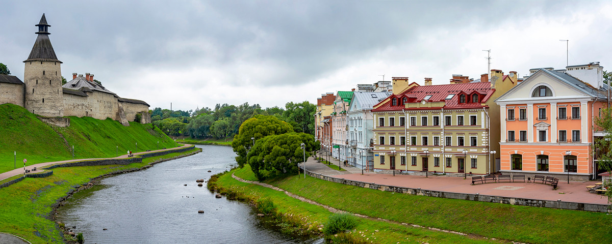 Il Cremlino di Pskov e il fiume Pskova, che costeggia il lungofiume Sovetskaya