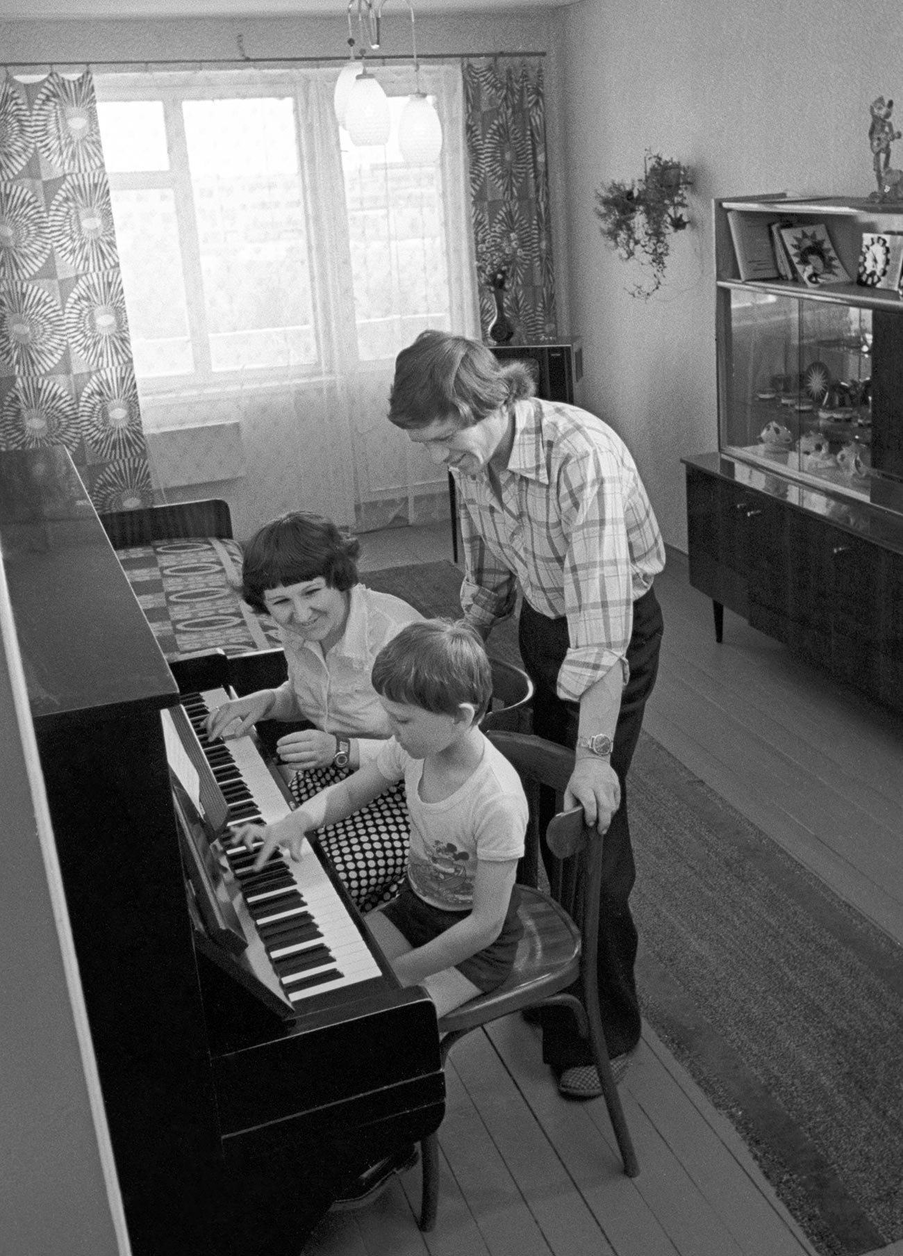 Gli inquilini Natalia e Vladimir Baslerovij con il figlio Sergej nel loro nuovo appartamento