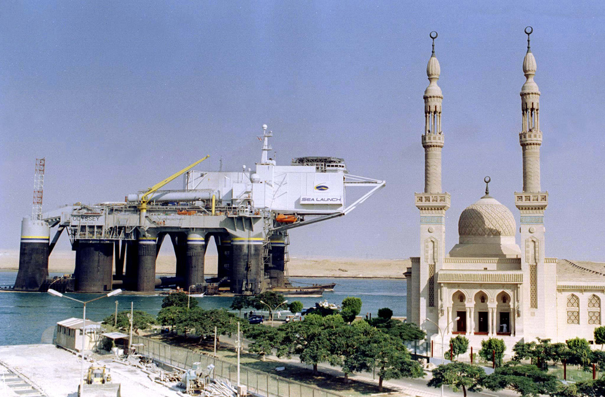 Il cosmodromo galleggiante “Morskoj start” passa davanti a una moschea all'uscita del canale di Suez e si dirige a sud verso il Mar Rosso, nel 1998