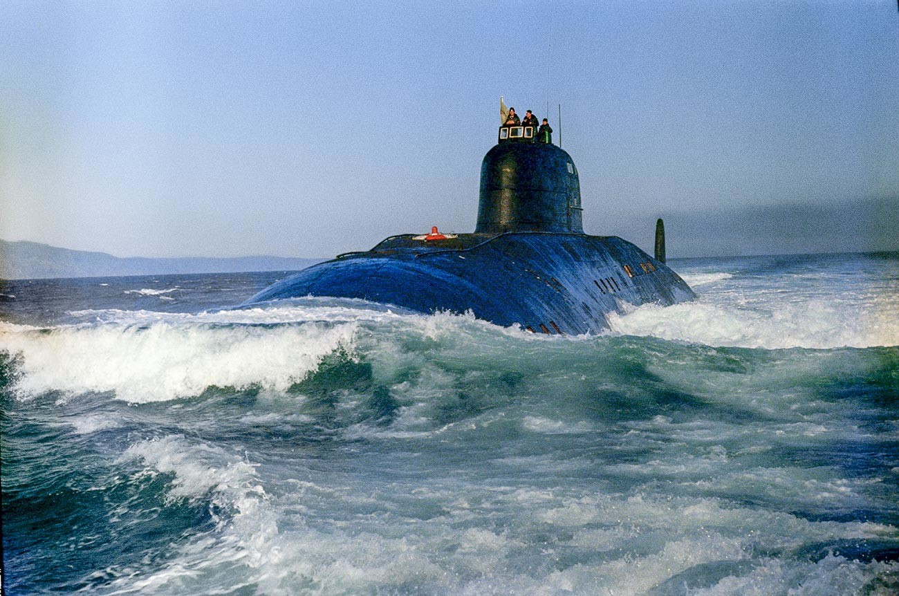 Воена морнарица на Вооружените сили на Советскиот Сојуз. Нуклеарната подморница „50 години СССР“ тргнува на задача. Ова е советска нуклеарна подморница од втората генерација на проектот 671 „Јорш“.
