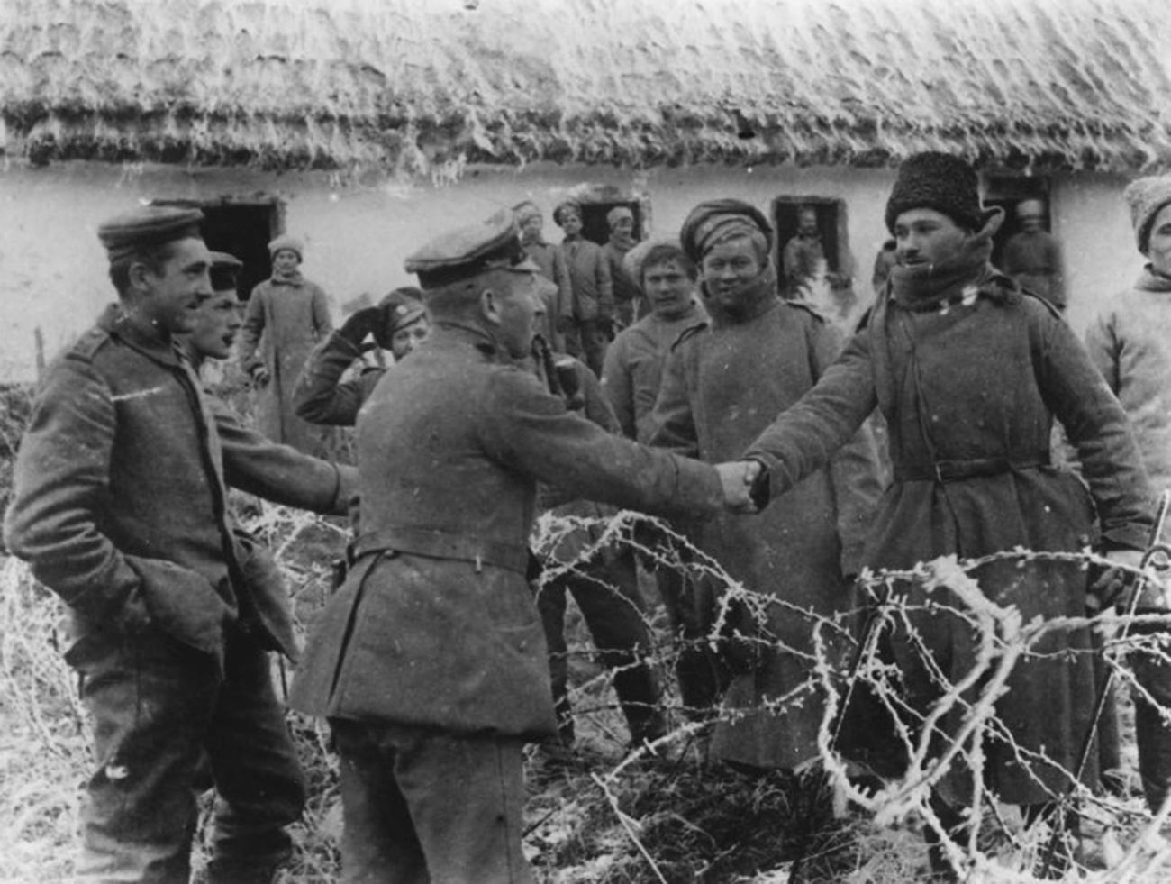 Ruski i njemački vojnici se rukuju.
