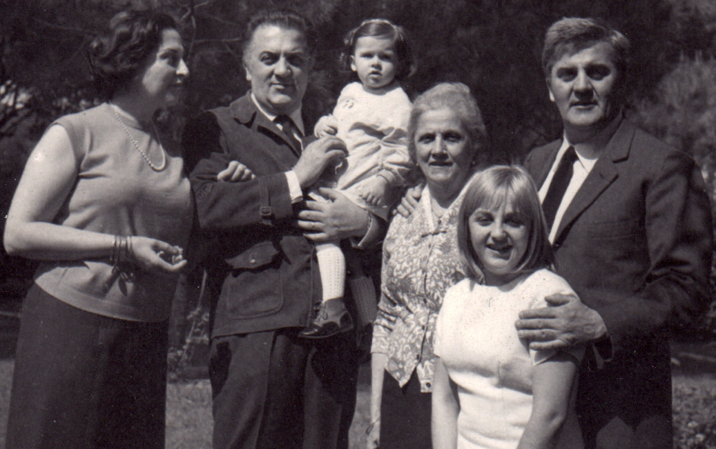 Maddalena Fellini, Federico Fellini con in braccio la nipote Francesca, Ida Barbiani, mamma dei Fratelli Fellini e Riccardo Fellini con la figlia Rita
