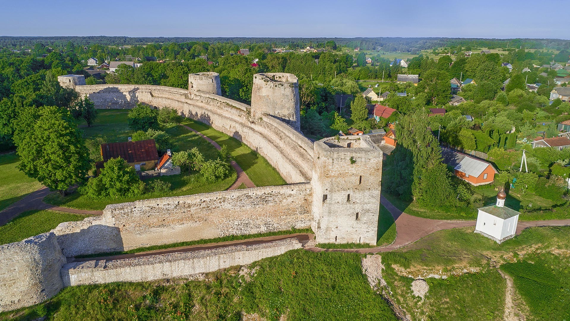 En Images Izborsk Cette Forteresse M Di Vale Ayant Sauv La Russie Russia Beyond Fr