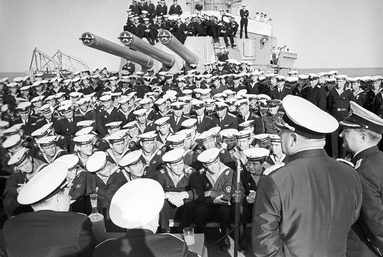 Reunión de confraternización a bordo del crucero Kirov durante las maniobras navales Sever-68, 1968. 