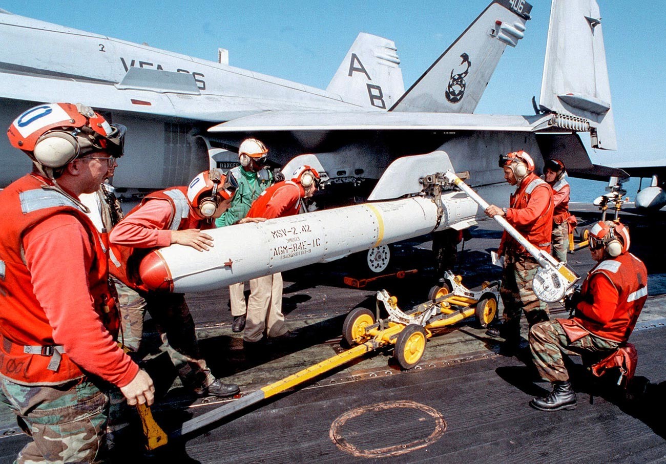 Крстосувачката ракета SLAM (Supersonic Low Altitude Missile) на надворешниот носач на ракети под крилото на американскиот повеќенаменски борбен авион F/A-18 Хорнет.