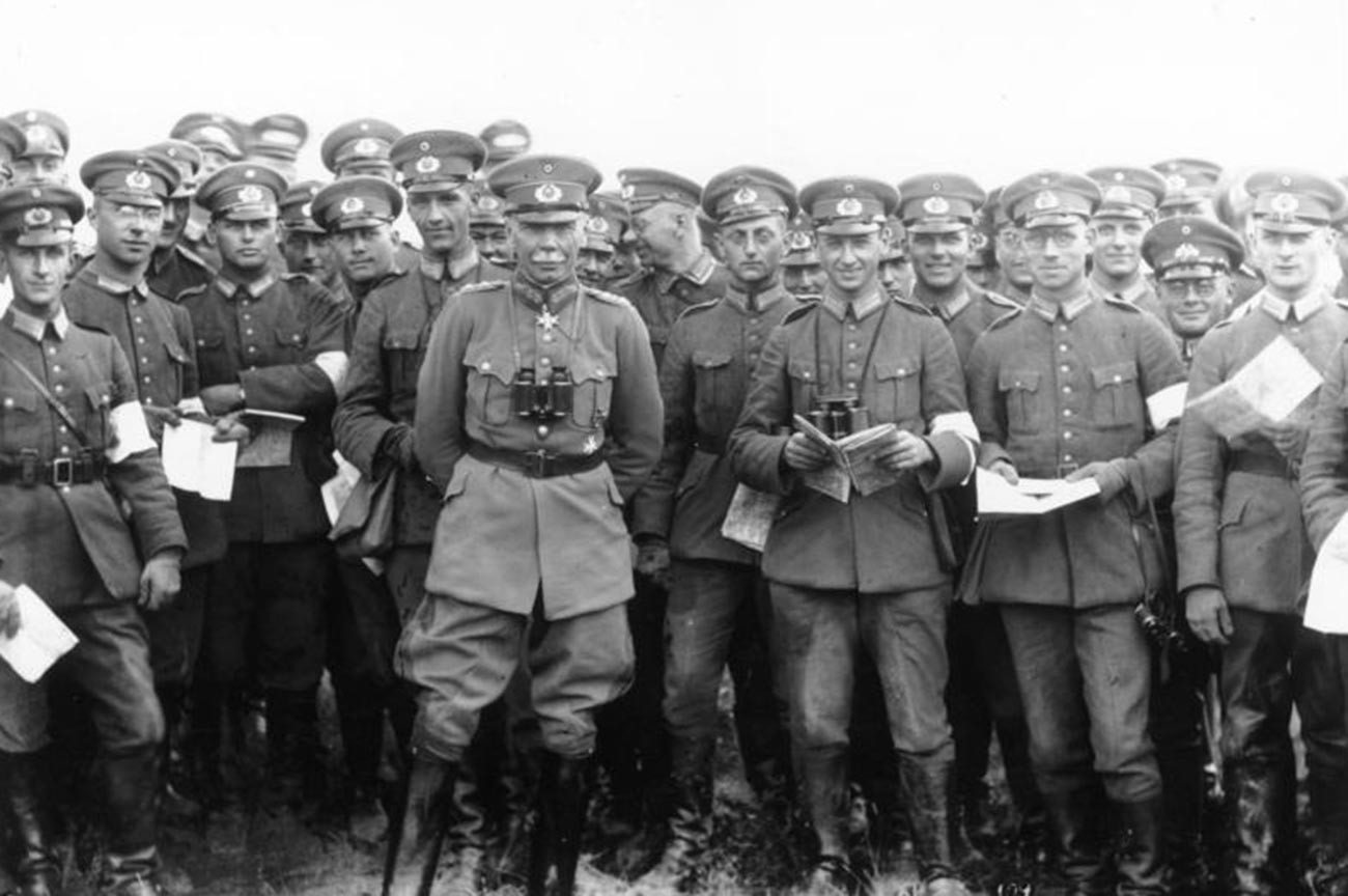 Hans von Seeckt (C) and the Reichswehr officers.