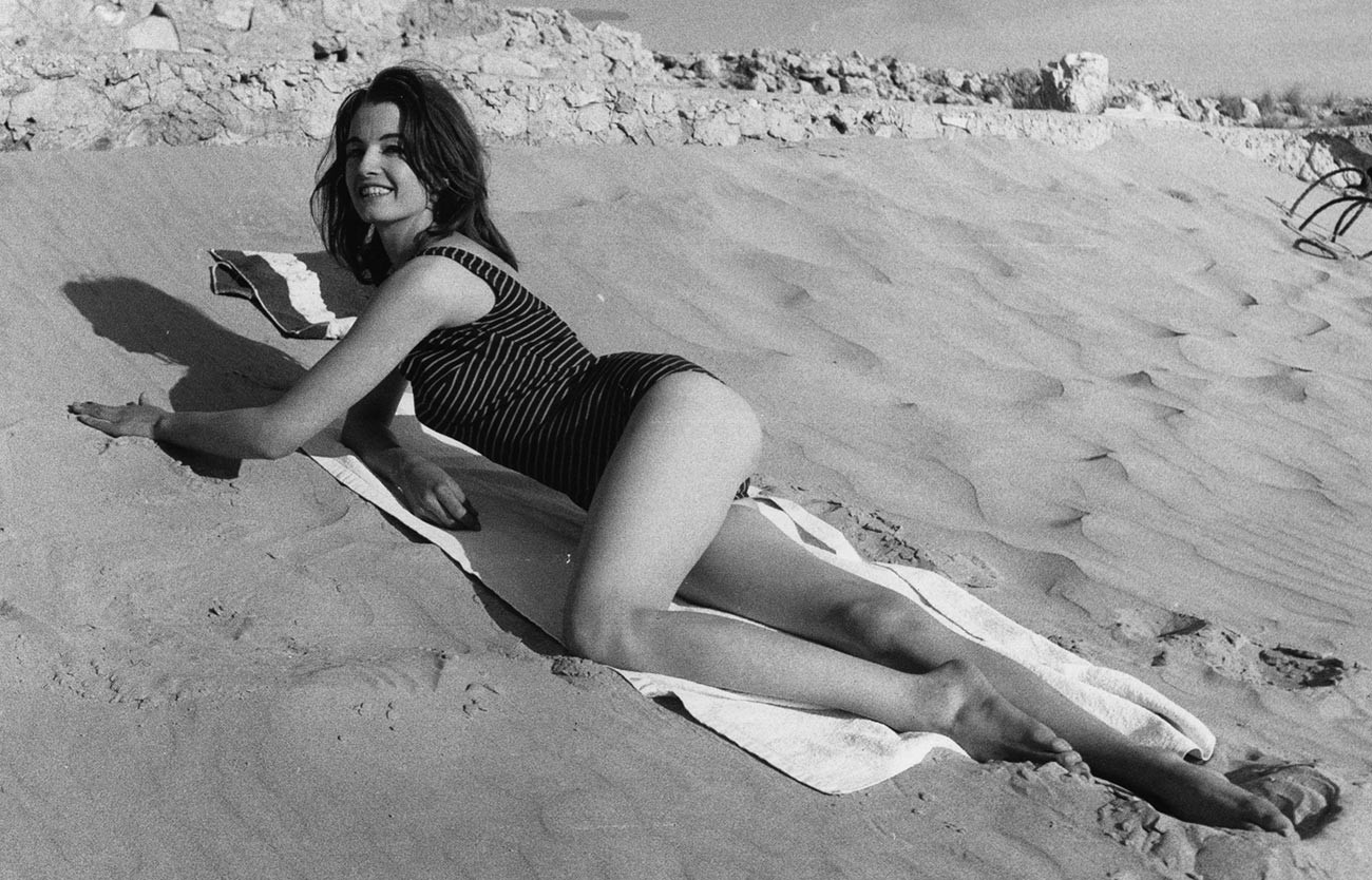 Christine Keeler in una spiaggia della Spagna