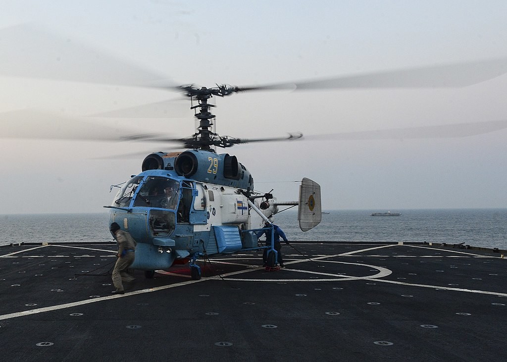 Un helicóptero Ka-27 Helix de la Armada Ucraniana aterriza en la cubierta de vuelo del buque de desembarco anfibio USS Whidbey Island (2016)