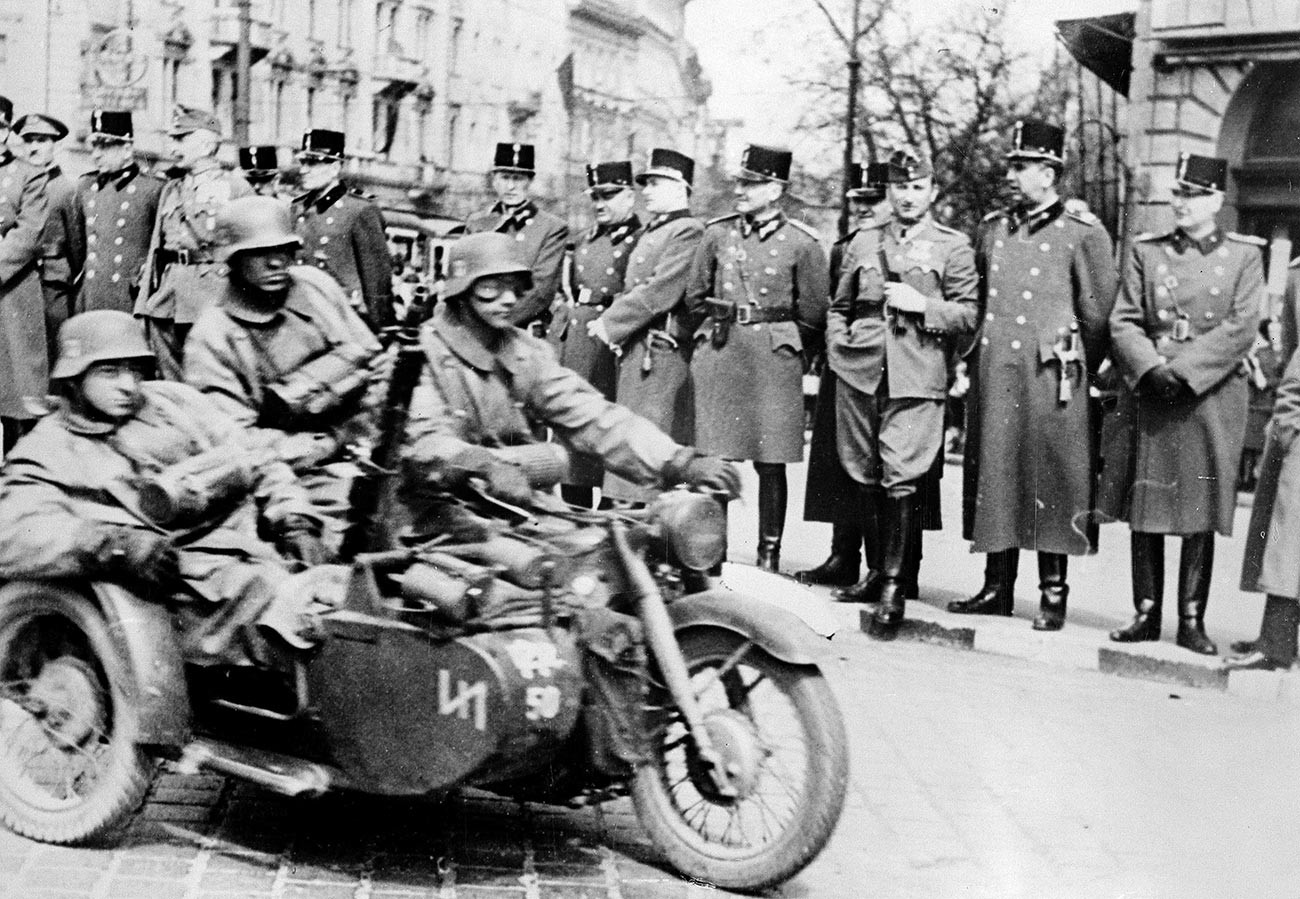 Drugi svjetski rat. Mađarski časnici formiraju počasnu stražu za njemačku vojsku koja prolazi kroz Budimpeštu da bi okupirala Jugoslaviju, travanj 1941.
