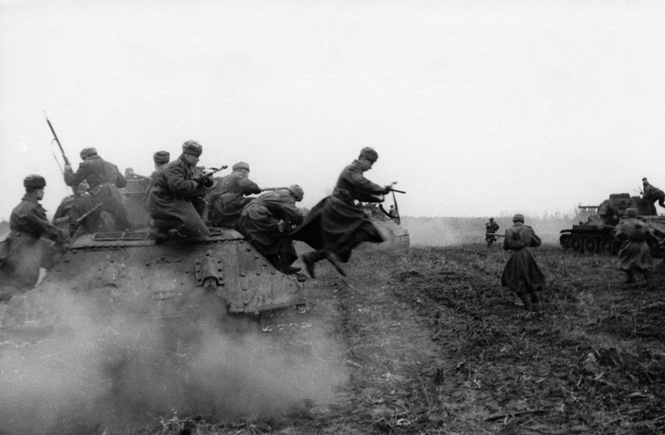 Drugi svjetski rat, Drugi ukrajinski front, sovjetsko tenkovsko pješaštvo u ofenzivi na prilazima Budimpešti, Mađarska, prosinac 1944.
