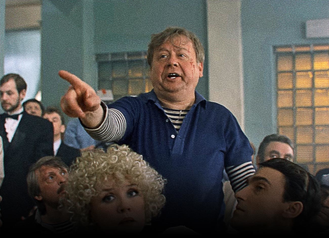 Le légendaire acteur soviétique Oleg Tabakov jouant un voyou dans le film Сhirli-Myrli (1995) 

