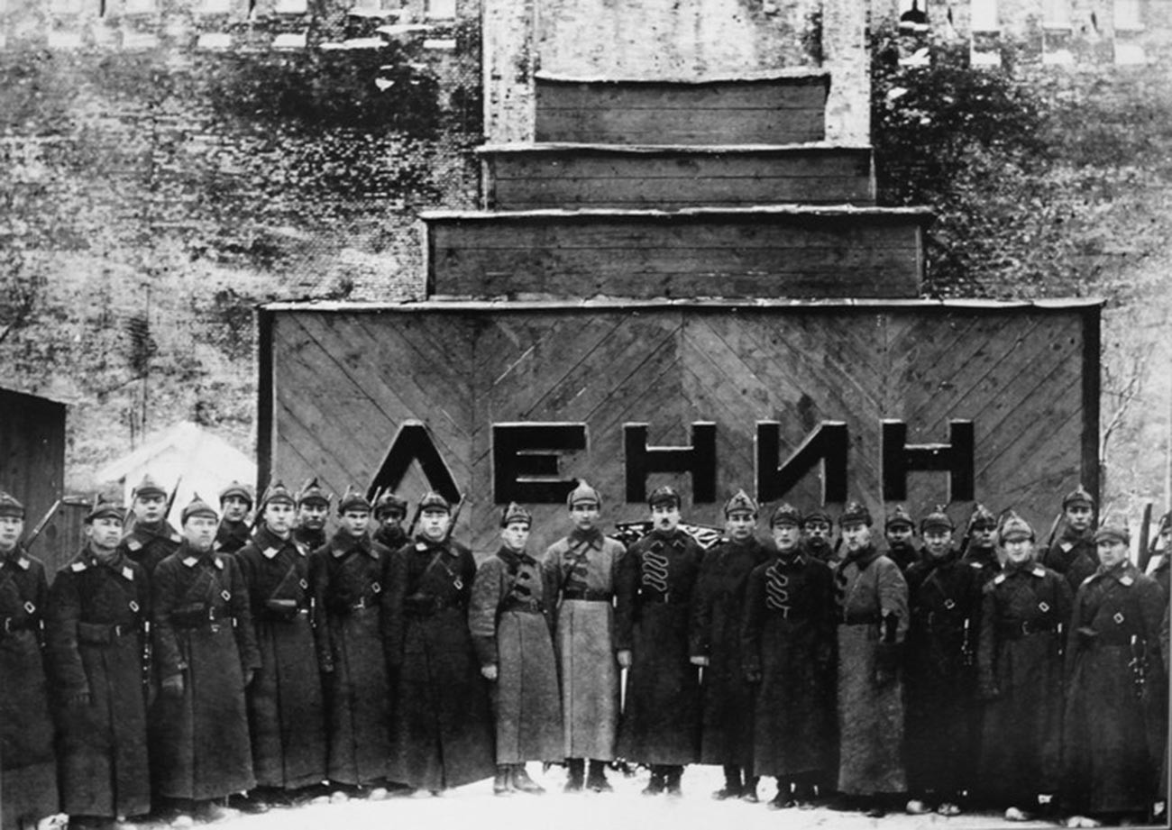 Corps de garde d'une école militaire devant le mausolée temporaire en bois, en 1924