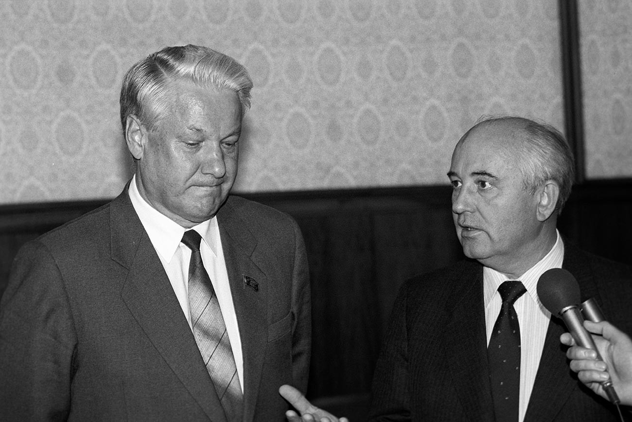 Михаил Сергејевич Горбачов, председник СССР-а и генерални секретар ЦК КПСС  (десно) и Борис (справа) у сусрету са председником Врховног совјета РСФСР Борисом Николајевичем Јељцином.