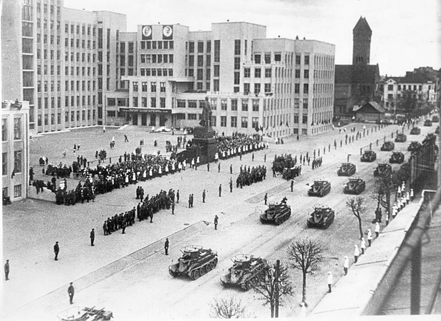 レーニン広場（現「独立広場」）のソ連軍戦車。ミンスク、1935年