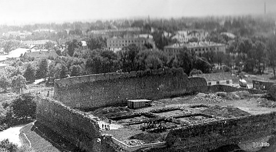 　リーダ城（14世紀建立）には20世紀初めから1939年までスタジアムがあり、ポーランド代表が使用していた。ここがソ連の一部になった際、城跡を撤去せずにサッカーチームを解体することになった。だが子供たちは城跡でサッカーをして遊んだ。