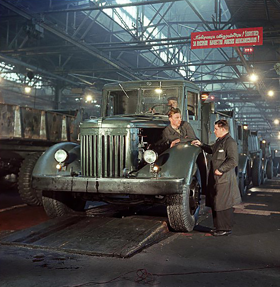 ミンスク自動車工場のコンベアに載ったダンプカー。1953年