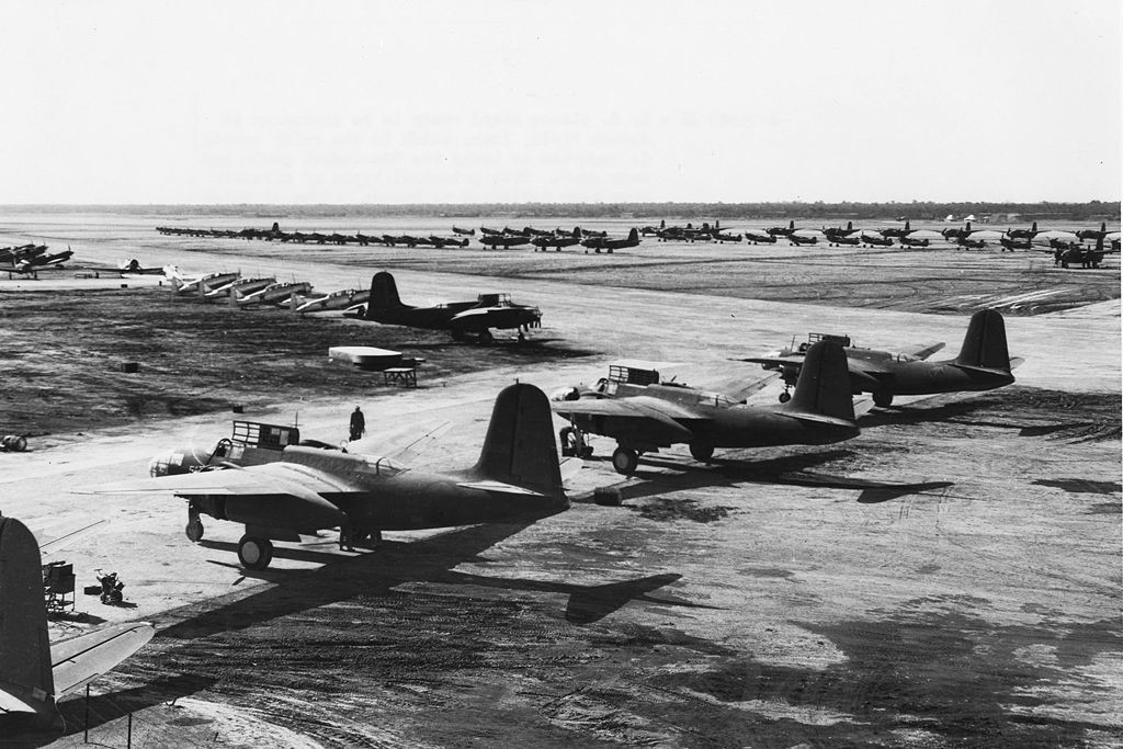 1942. Aviones del Programa de Préstamo y Arriendo de EE UU listos para ser recogidos en el Campo de Abadán, Irán. En primer término, aparatos A-20 Havoc.