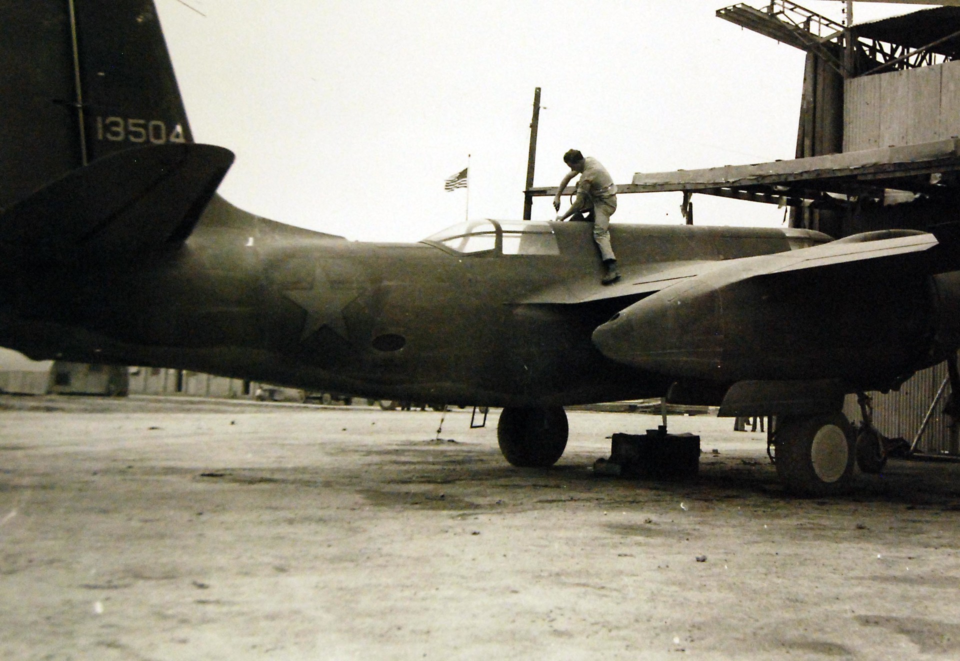 Mecánico estadounidense dando los últimos toques a un avión de guerra antes de su entrega a Rusia, en algún lugar de Irán, en marzo de 1943.