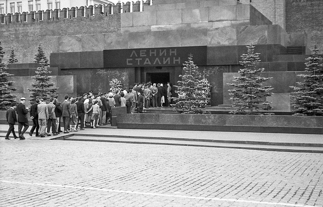 スターリンも霊廟に安置された、1957年の写真