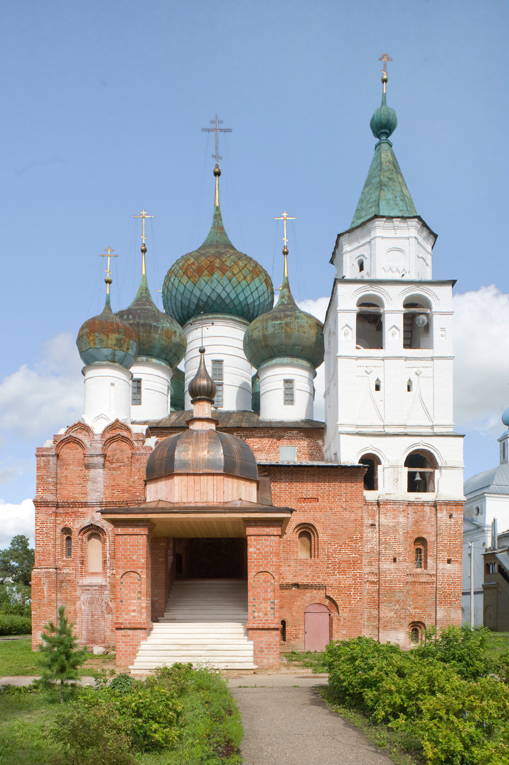 Monastère de l'Épiphanie Saint Abraham. Église Saint-Nicolas au-dessus de la Sainte Porte, intérieur, mur nord avec sarcophage contenant des reliques de Saint Abraham de Rostov. 