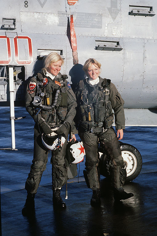 Las tenientes de la Marina de los EE UU.  Lori “Wrench” Melling (izquierda) y Laura “Moose” Mason, Escuadrón 34 de Guerra Electrónica Táctica (VAQ-34), delante de su avión EA-7L en 1987. Pueden apreciarse las estrellas rojas de la Fuerza Aérea soviética en sus cascos.