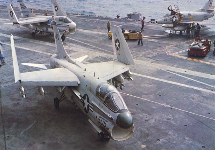 Tres ‘Corsair’ a bordo del portaaviones USS Ticonderoga (CVA-14) en 1969 durante un despliegue a Vietnam.