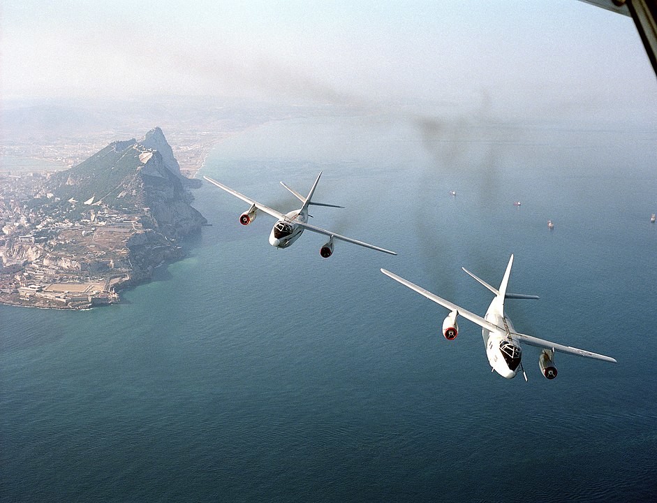 Dos aviones EA-3B Skywarrior del Escuadrón de Reconocimiento Aéreo de la Flota 2 (VQ-2) sobrevuelan Gibraltar.
