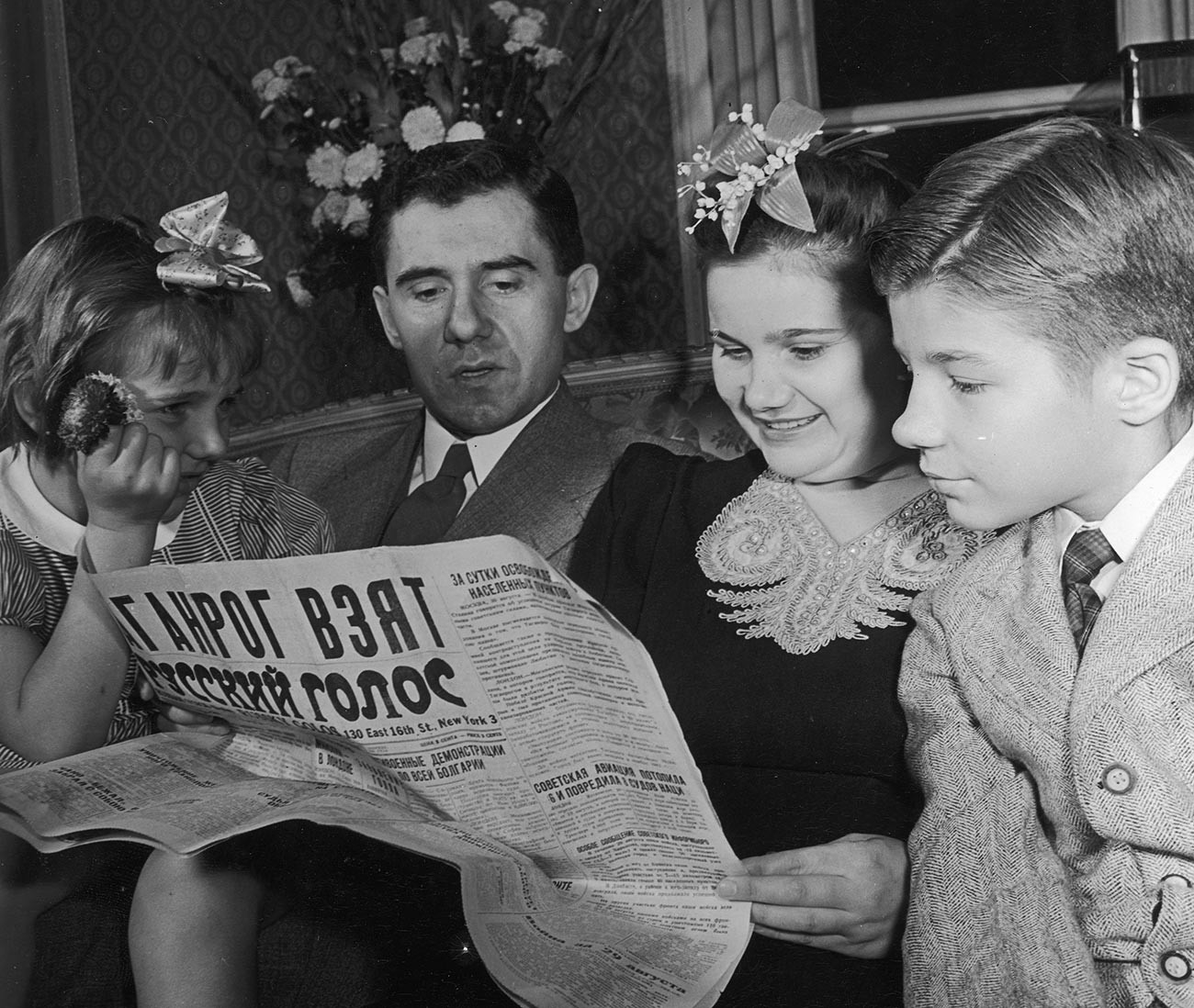 Novi sovjetski veleposlanik v ZDA Andrej Gromiko v svojem diplomatskem stanovanju v Washingtonu skupaj z ženo Lidijo, hčerko Emilijo in sinom Anatolijem, 1944