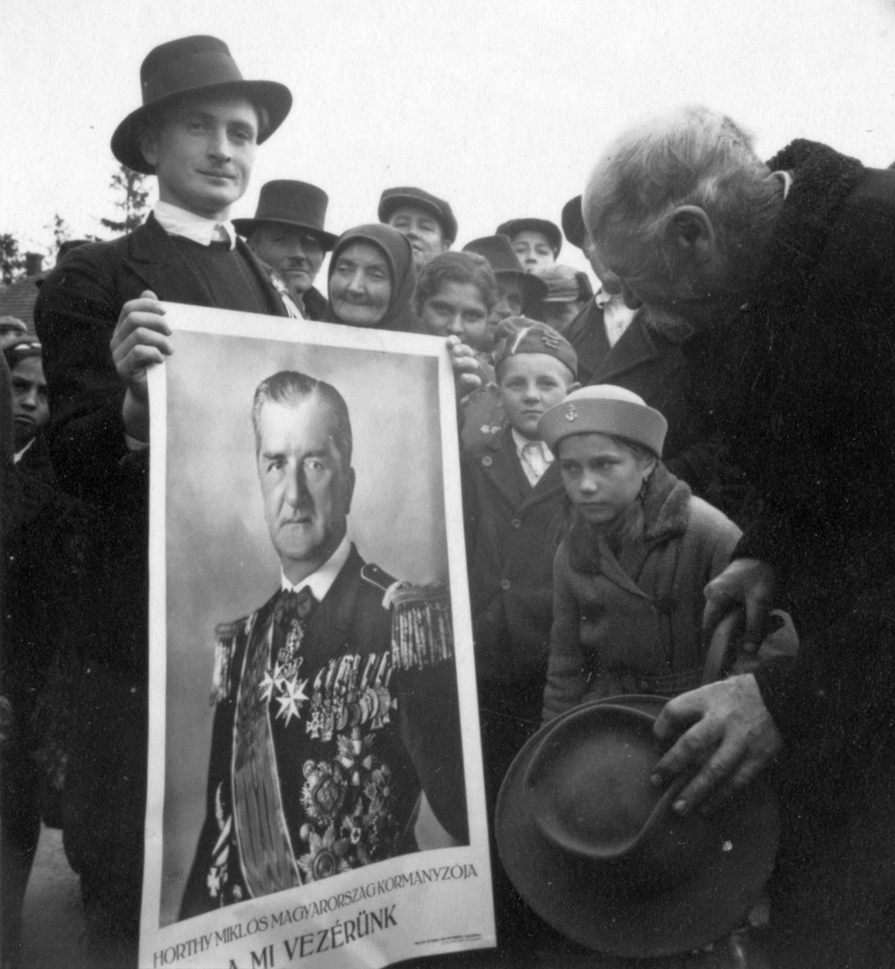 Un cartel con la foto del regente Miklós Horthy.  