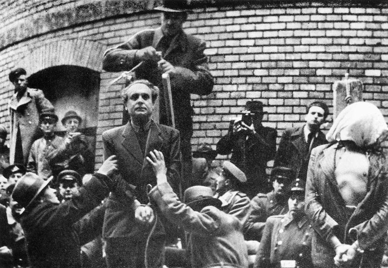 El líder nazi húngaro Ferenc Szalasi (en el centro) antes de la ejecución.