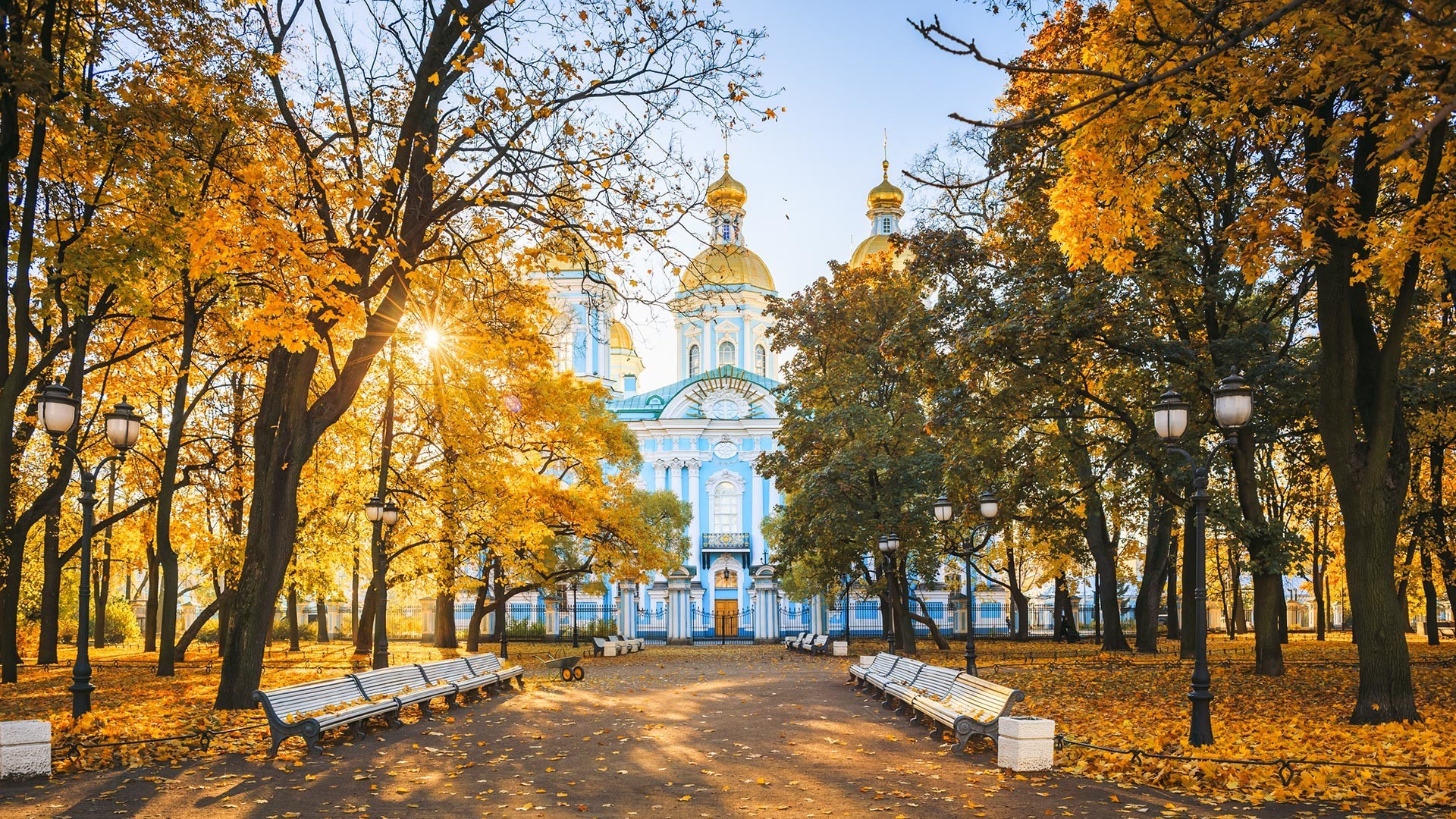 Nikolska pomorska katedrala v Sankt Peterburgu jeseni
