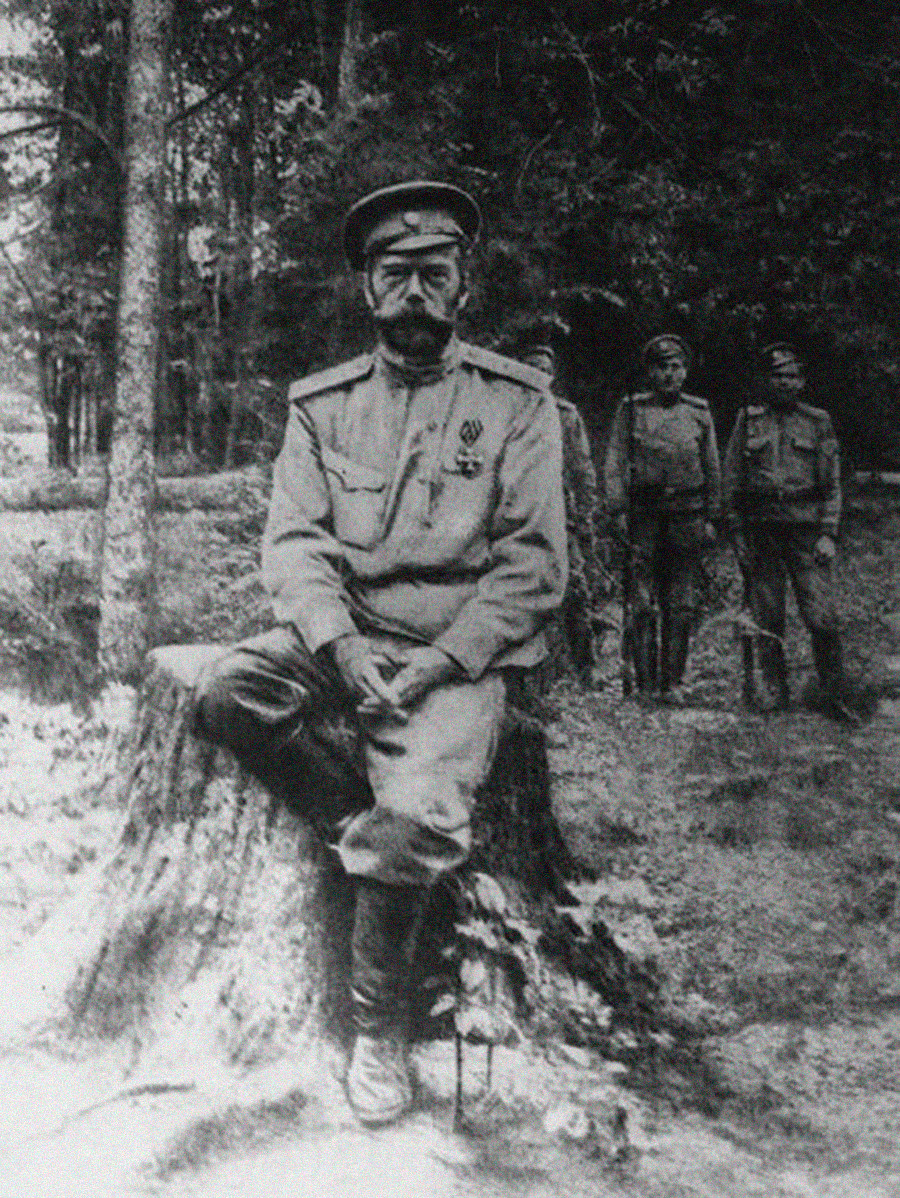 Николай II в гимнастерке (на прогулке под охраной в Царском Селе)