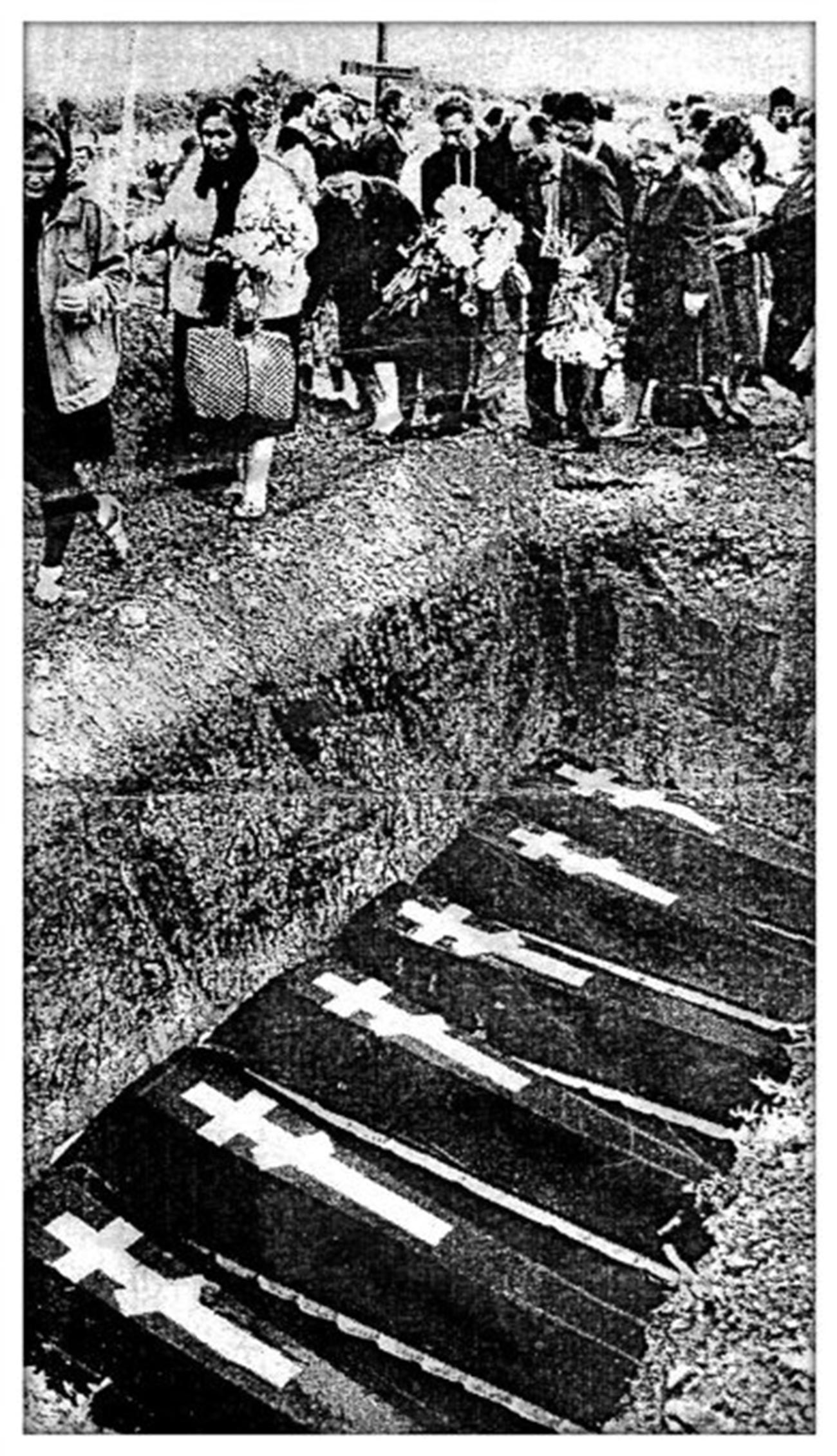 La simbolica sepoltura delle vittime del massacro del 1962 in un cimitero di Novocherkassk, 1994