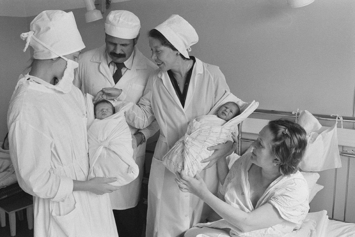 Centro di ricerca per la salute materna e infantile. Mosca, 1 settembre 1986. Il professor B. Leonov e la dottoressa E. Finogenova con due gemelli e la loro madre