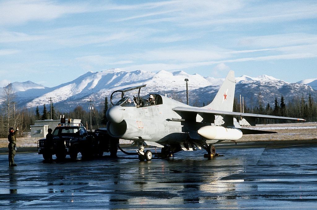 Zrakoplov EA-7L iz eskadrile VAQ-34 u bazi Elmendorf na Aljasci, 8. studenog 1987. 
