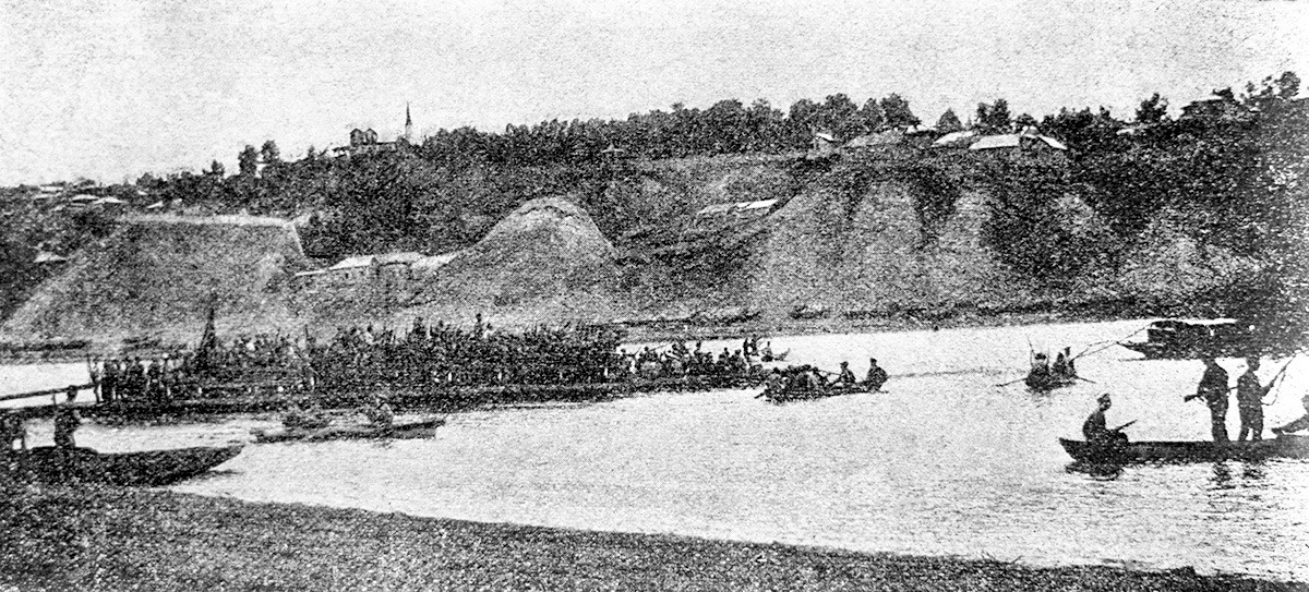 Части 25-й стрелковой дивизии Василия Чапаева во время переправы через реку Белая.