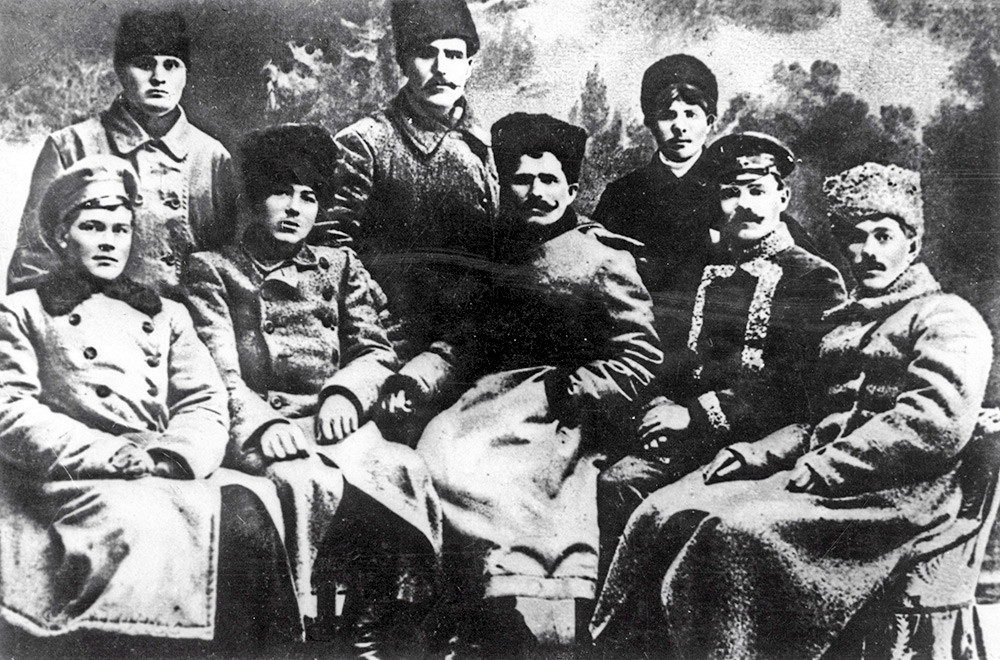 Легендарни херој грађанског рата, командант дивизије Василиј Чапајев (у центру, седи) са командирима. 1918.