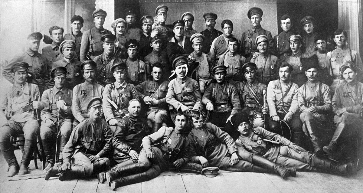 Командант 25. стрељачке дивизије Василиј Чапајев (са повезом на глави) и комесар дивизије Дмитриј Андрејевич Фурманов (лево од Чапајева) међу командирима и комесарима Црвене армије после заузимања Уфе 1919.