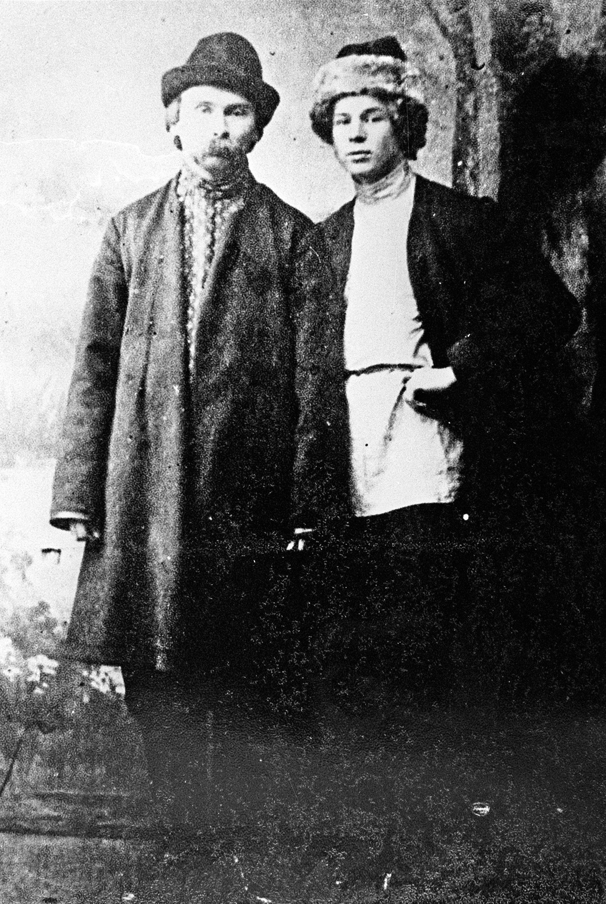 'Peasant poets' Nikolai Klyuev and Sergei Yesenin (R) in Petrograd (current St. Petersburg), 1915