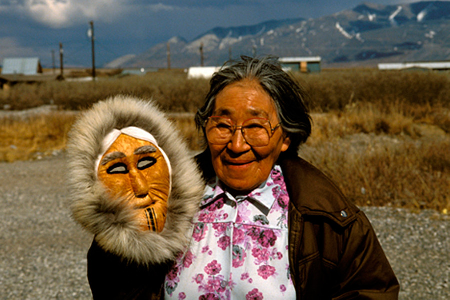 Moradora local com máscara tradicional na aldeia de Eskimo, no Alasca.