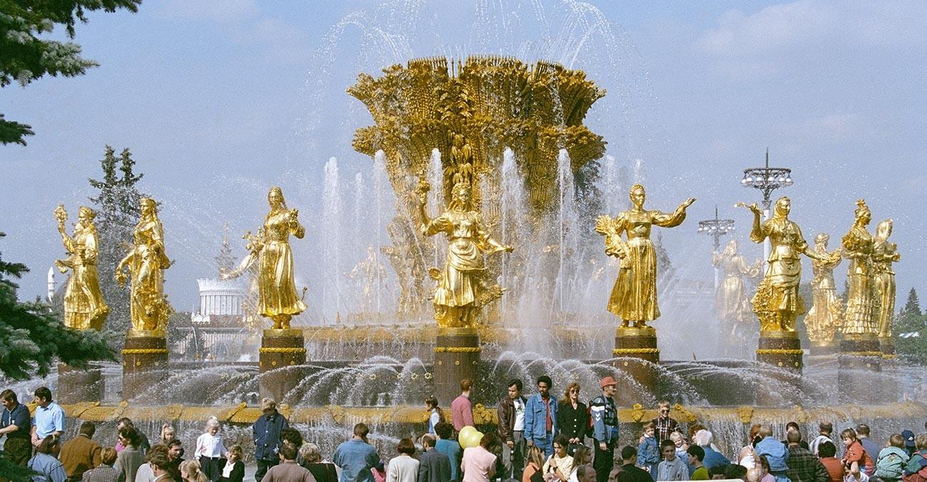 Air mancur 'Persahabatan Bangsa-Bangsa' di taman VDNKh, Moskow. Air mancur ini melambangkan 17 republik Uni Soviet.