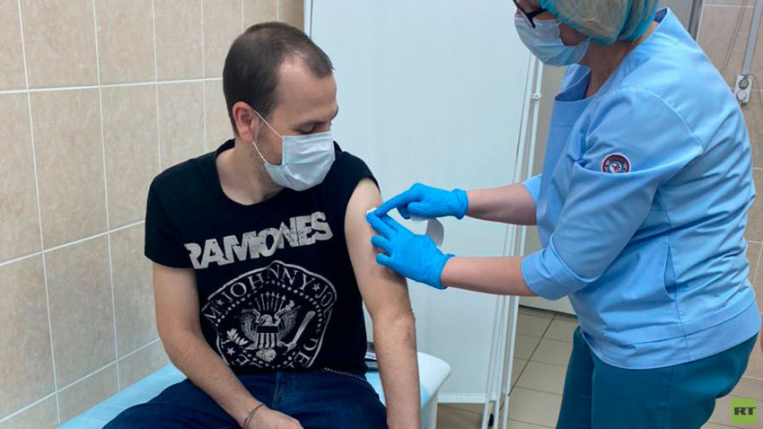 Carlos Moraga recebe primeira dose da vacina Sputnik V, em Moscou

