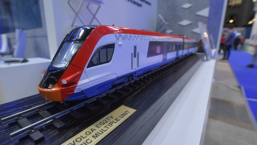 Нови „плацкартни“ вагони (вагони 3. класе без купеа) компаније „Руске железнице“. Макета воза „Иволга“ на изложби „Транспорт Русије“.