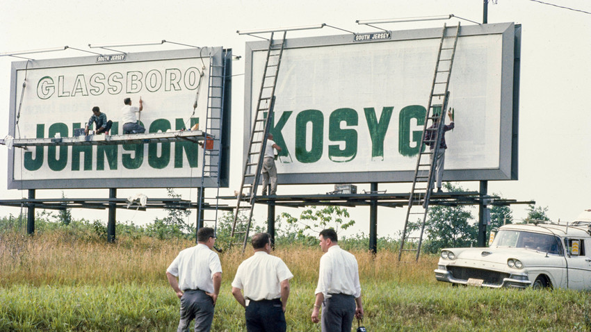 Natpis dobrodošlice s imenima Johnsona i Kosigina na autocesti tijekom  sovjetsko-američke konferencije u Glassborou.
