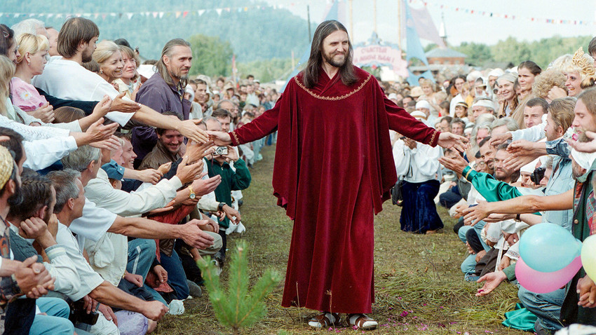 Висарион, чието истинско име еСергей Тороп, се среща със своите последователи по време на пиршество в село Петропавловка, на около 700 км югоизточно от Красноярск, 18 август 2002 г.